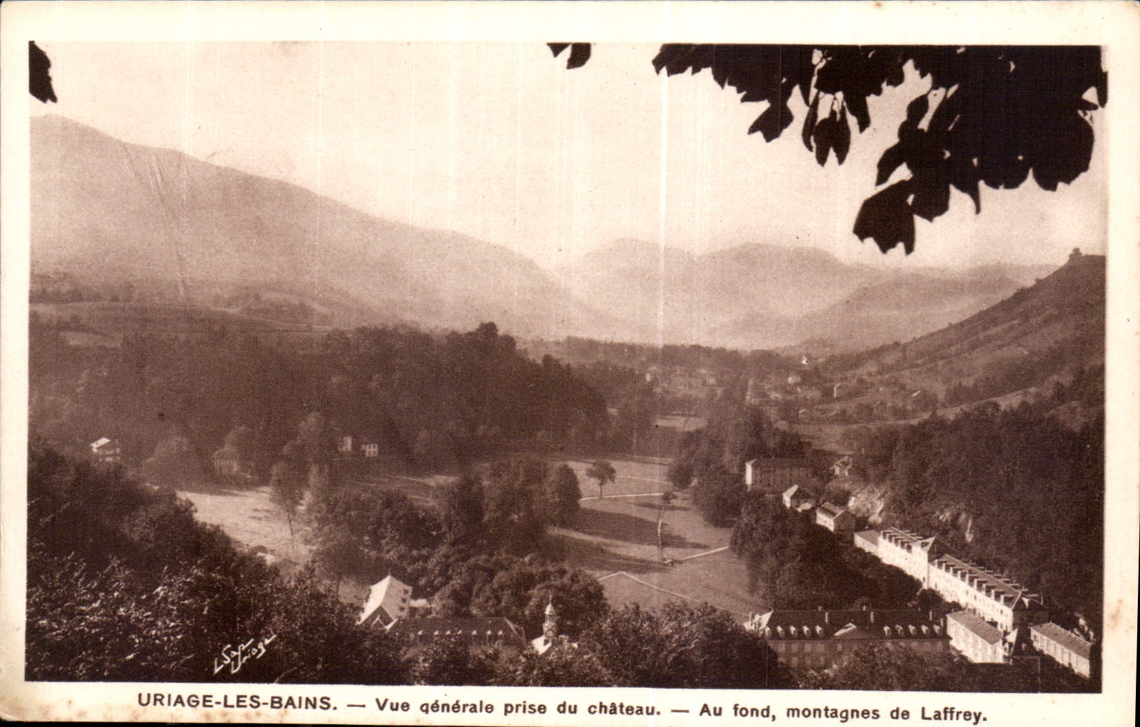 CPA Uriage les Bains Vue generale prise du Chateau au fond montagnes de Laffrey