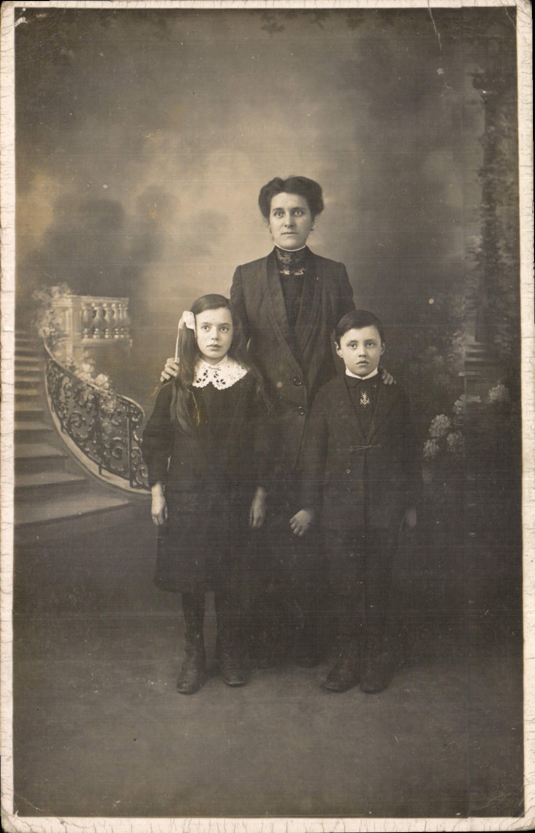 CARTE PHOTO Femme Enfants Charly Aisne