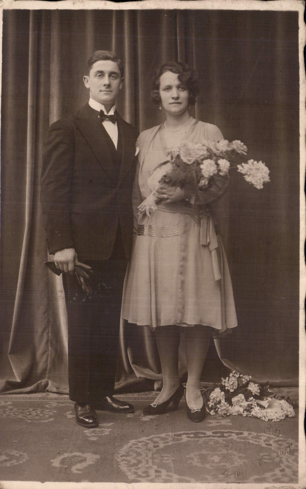 CARTE PHOTO Femme Paris Avenue de Clichy