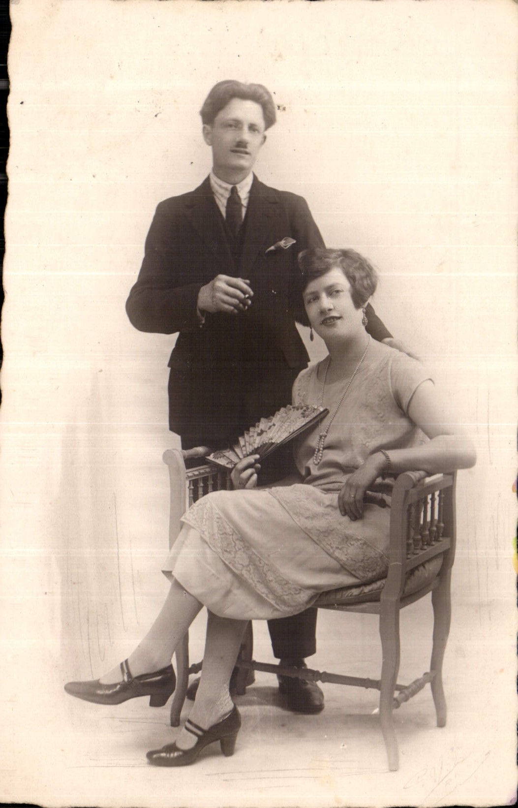 CARTE PHOTO Femme Eventail