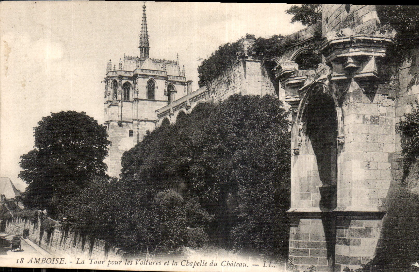 CPA Amboise La Tour pour les Voitures et la Chapelle du Chateau