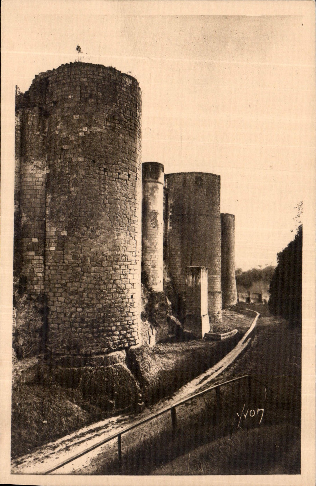 CPA La Douce France Chateaux de la Loire Chateau de Loches Facade Occidentale