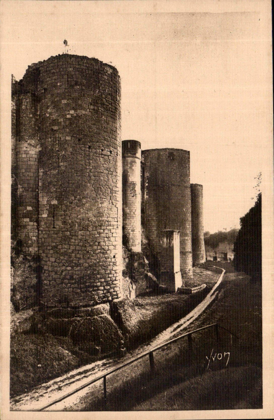 CPA La Douce France Chateaux de la Loire Chateau de Loches Facade Occidentale