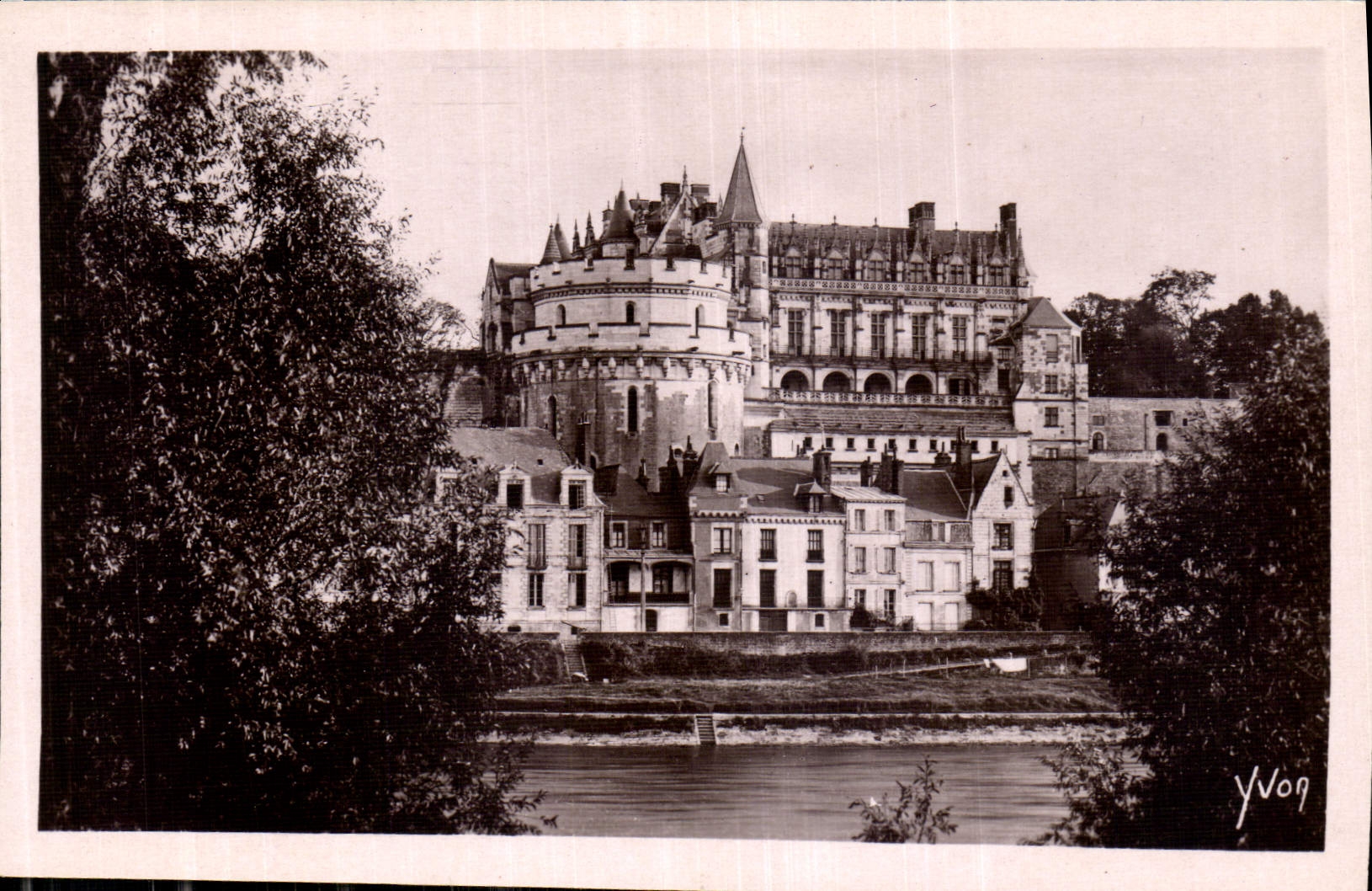 CPA La Douce France Chateaux de la Loire Chateau d'Amboise vu des bords de la Loire 