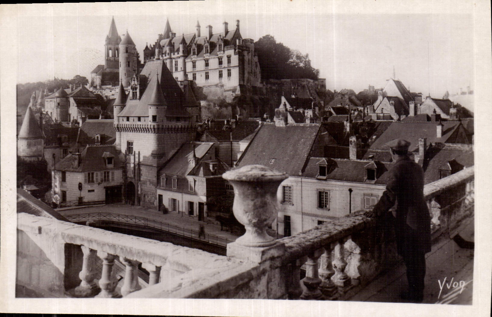 CPA La Douce France Chateaux de la Loire Chateau de Loches Le Chateau Royal et la Porte des Cordelie
