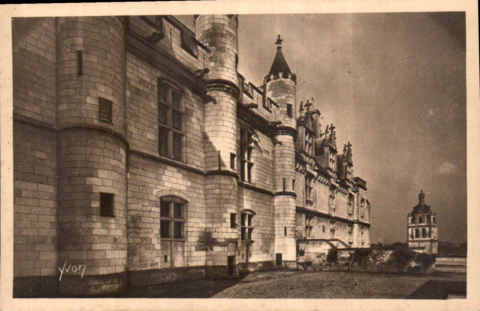 CPA La Douce France Chateaux de la Loire Chateau de Loches Facade Orientale