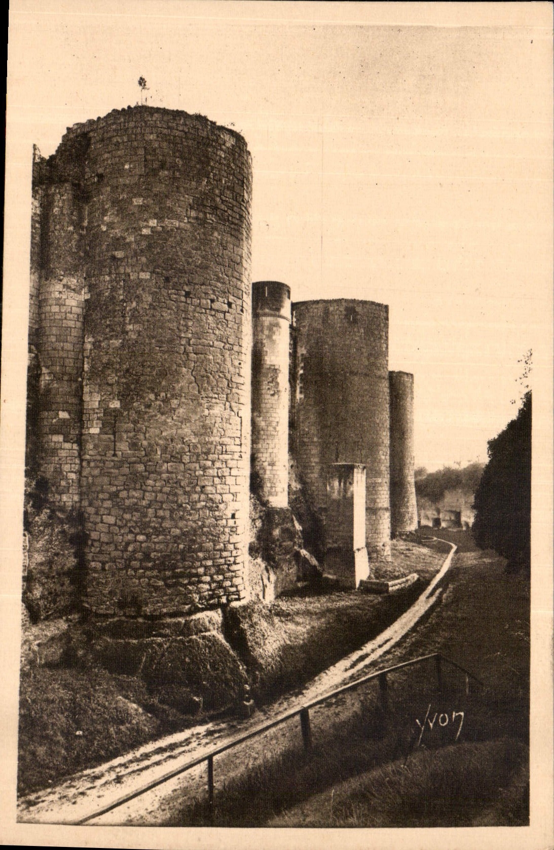 CPA La Douce France Chateaux de la Loire Chateau de Loches Facade Occidentale