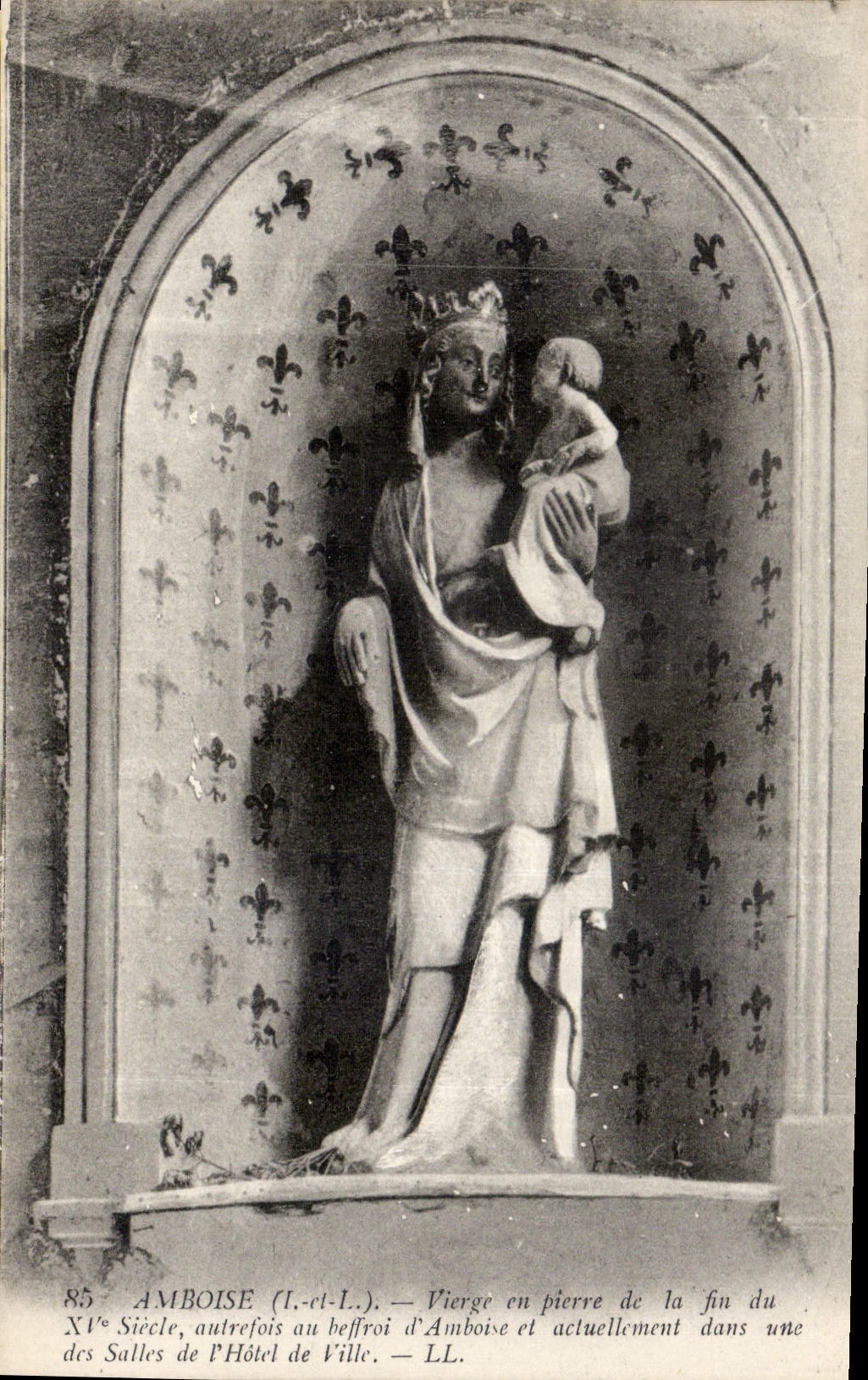 CPA Amboise I et L Vierge en pierre de la fin du XI siecle autrefois au beffroi d'Amboise et actuell