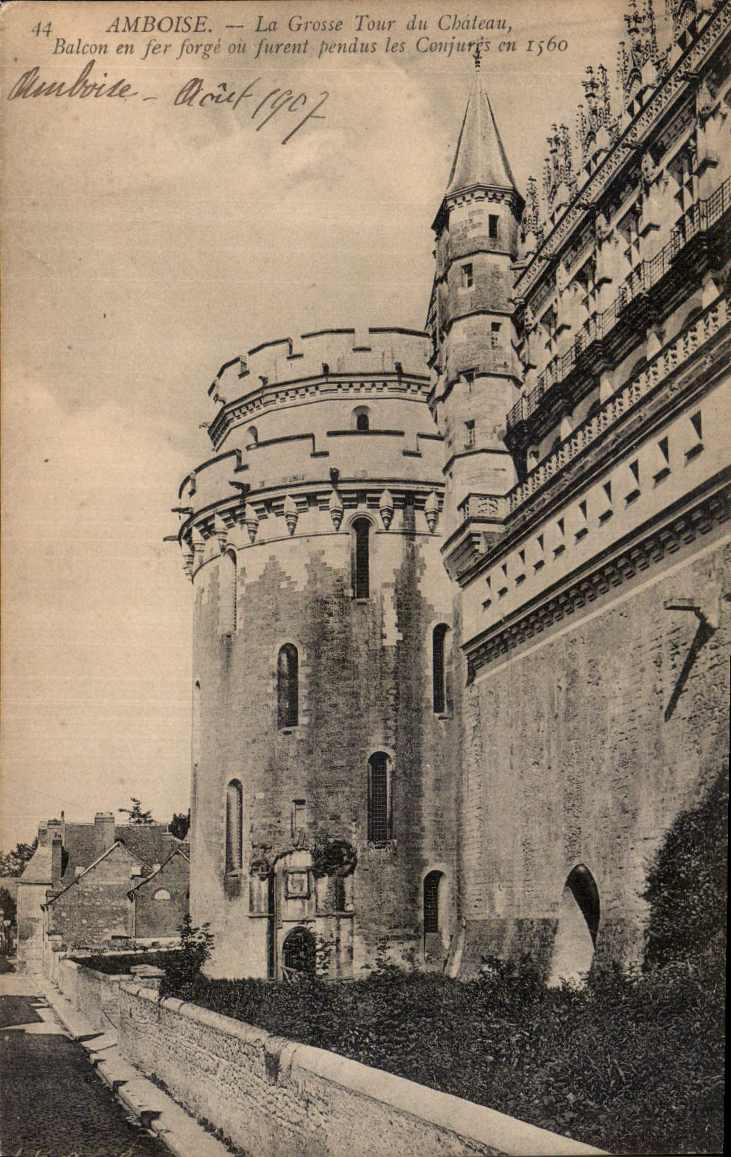 CPA Amboise La Grosse Tour du Chateau Balcon et fer forge ou furent pendus les Conjures en 1560 