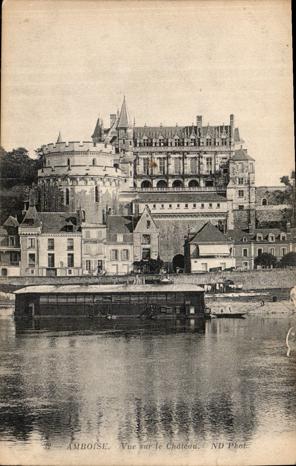 CPA Amboise Vue sur le Chateau 