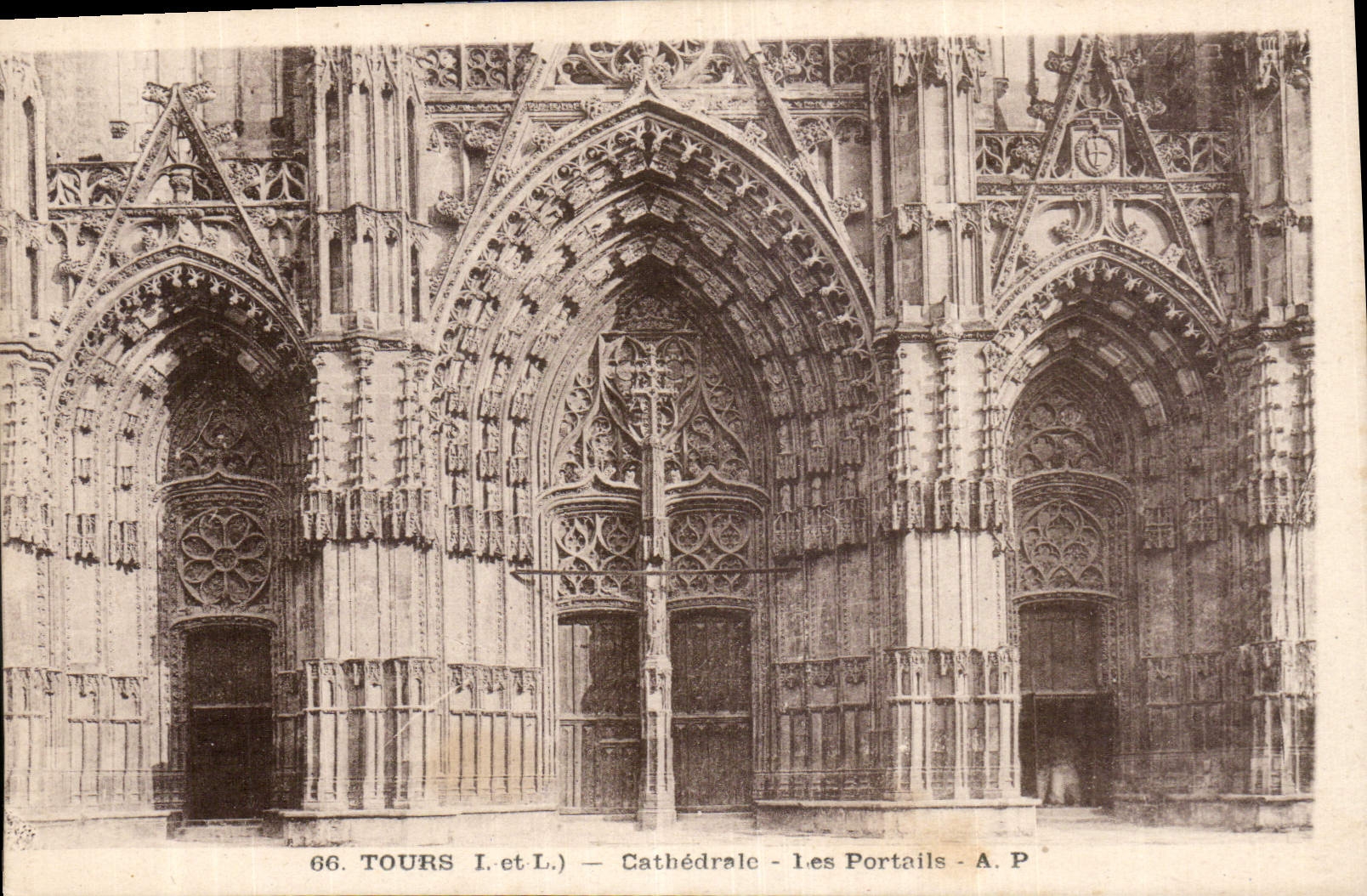 CPA Tours I et L Cathedrale Les Portails 