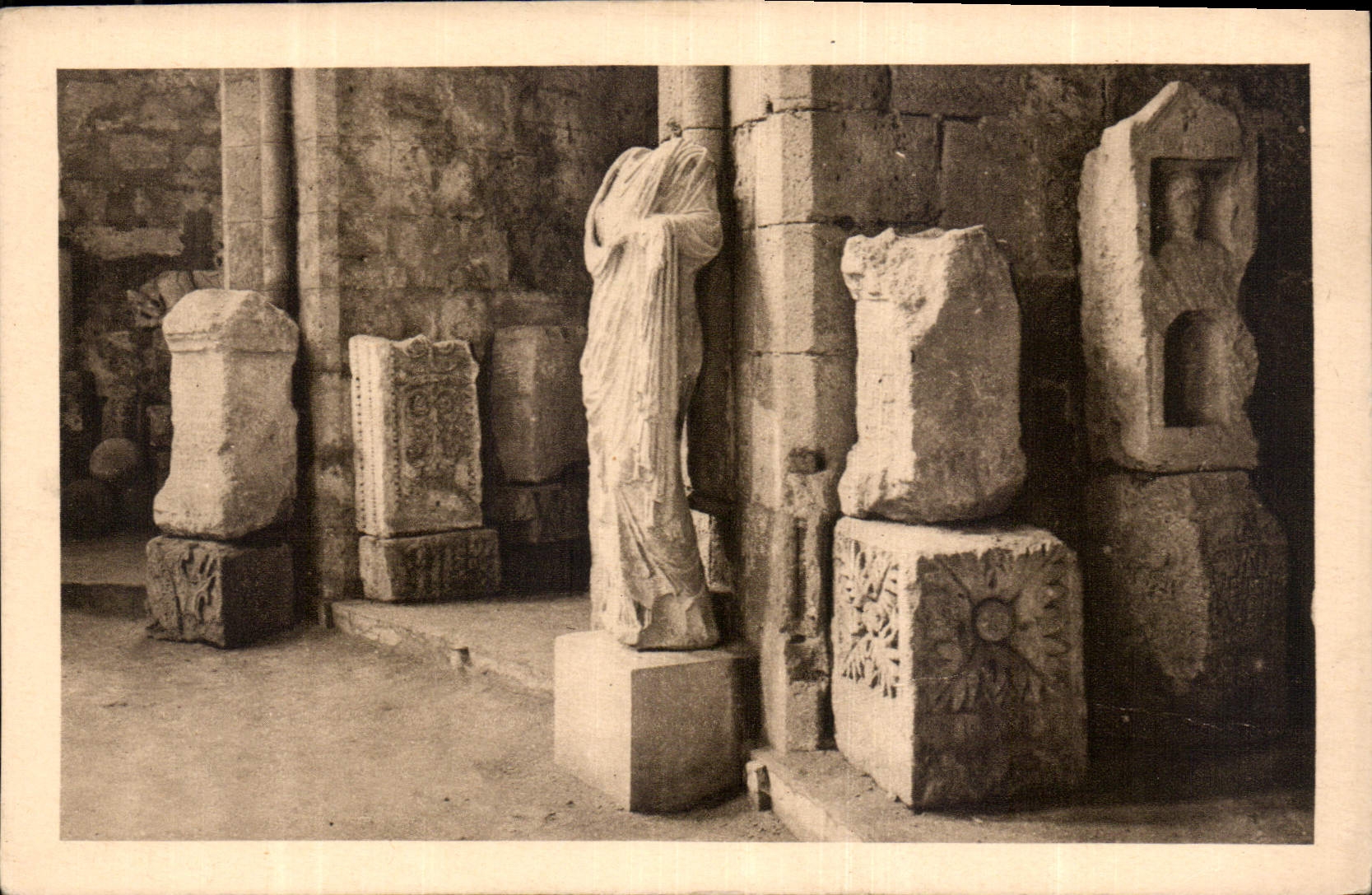 CPA Narbonne Musee lapidaire Cippes funeraires et Statue de marbre blanc representant une lemme drap