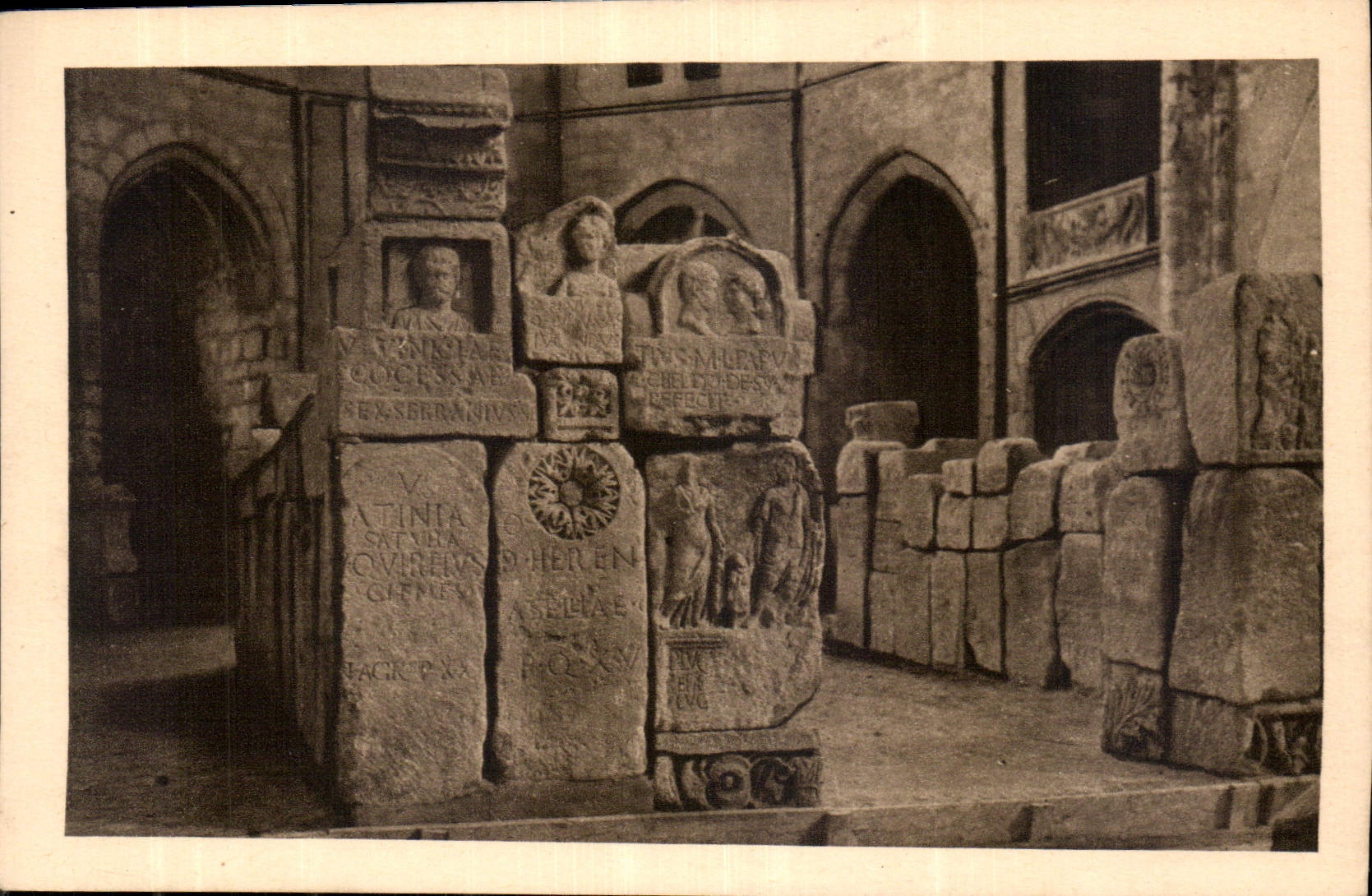 CPA Narbonne Musee lapidaire Steles funeraires epitaphes et portraits 