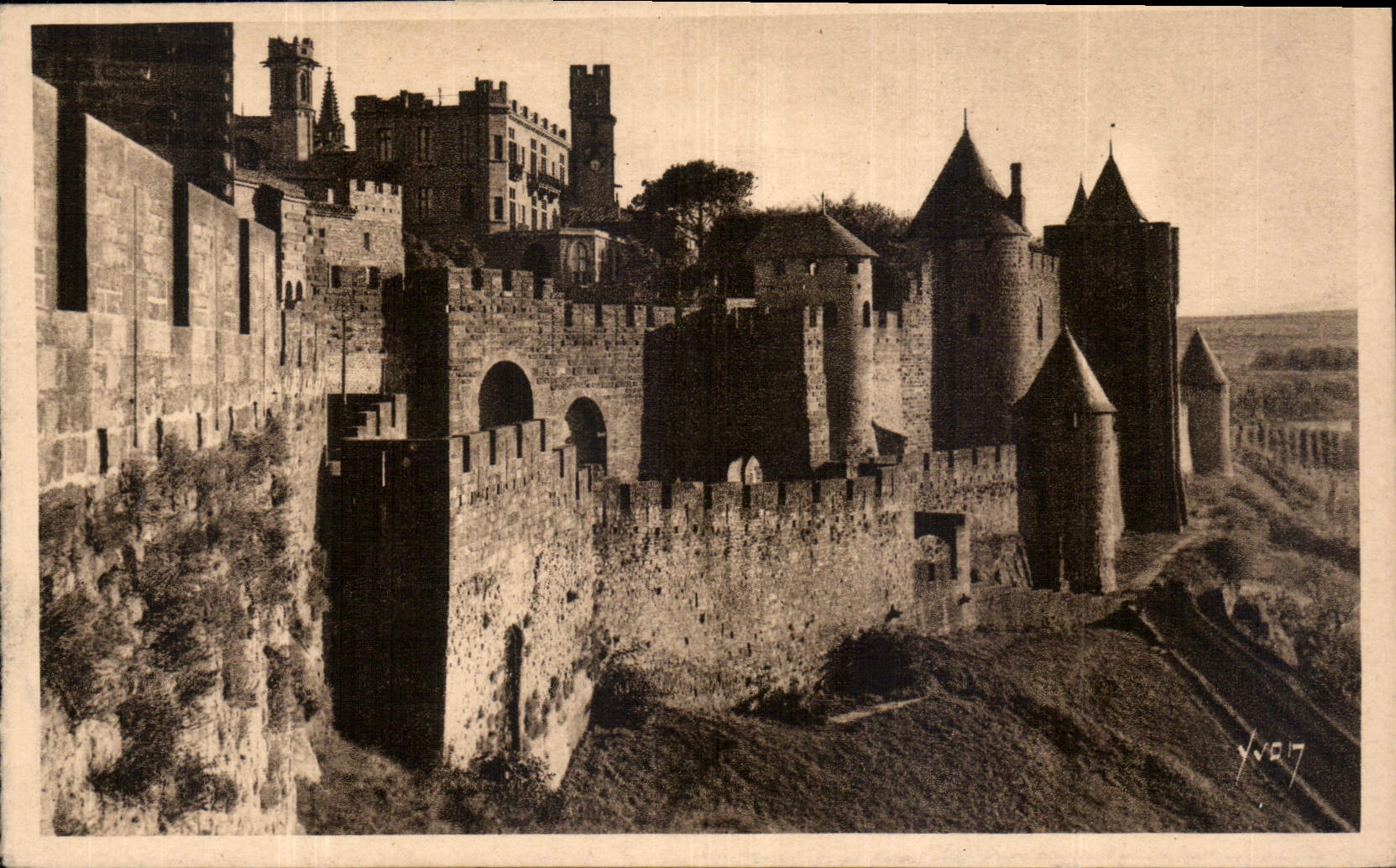 CPA Carcassonne Aude La Cite Montee de la Porte d'Aude 