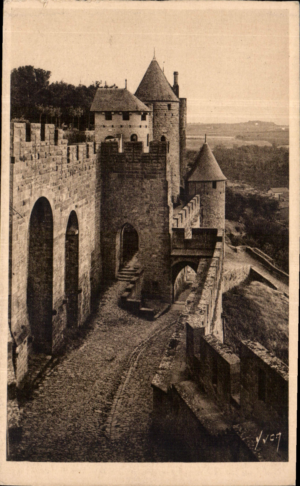 CPA Carcassonne Aude La Cite Les Machicoulis et la Porte du Senechal 
