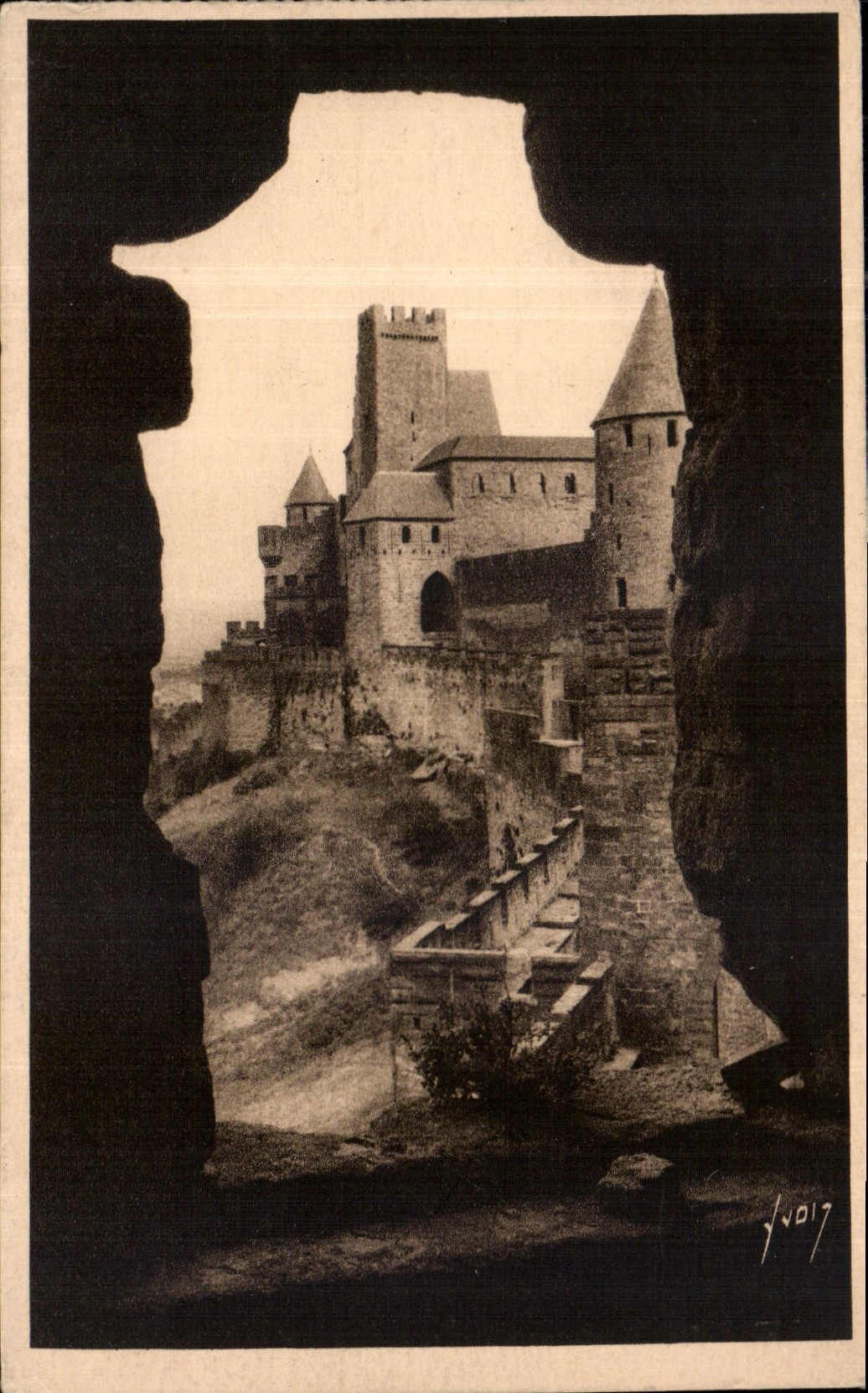 CPA Carcassonne Aude La Cite Perspective du Chateau La Tour Pinte 