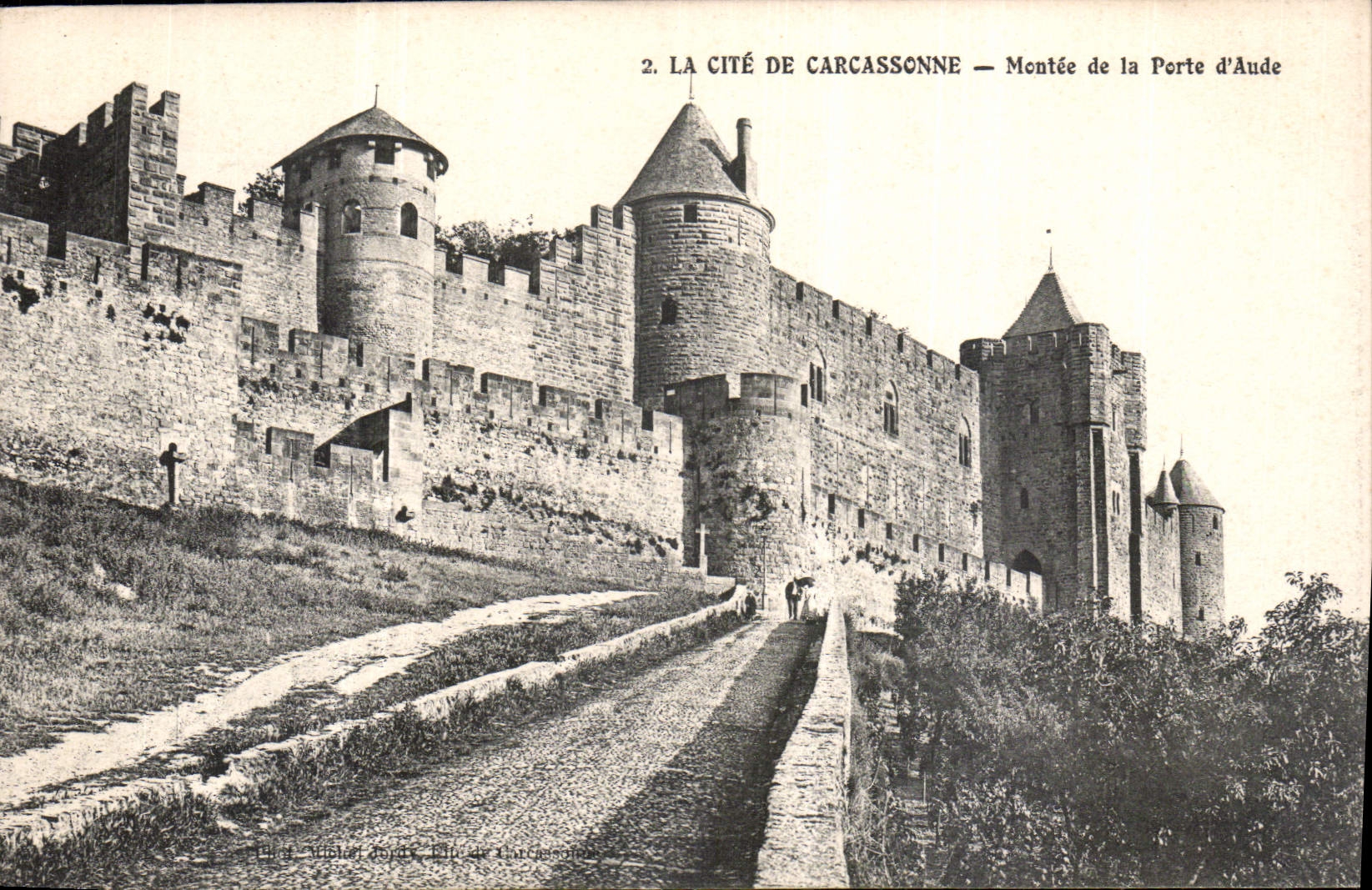 CPA La Cite de Carcassonne Montee de la Porte d'Aude 
