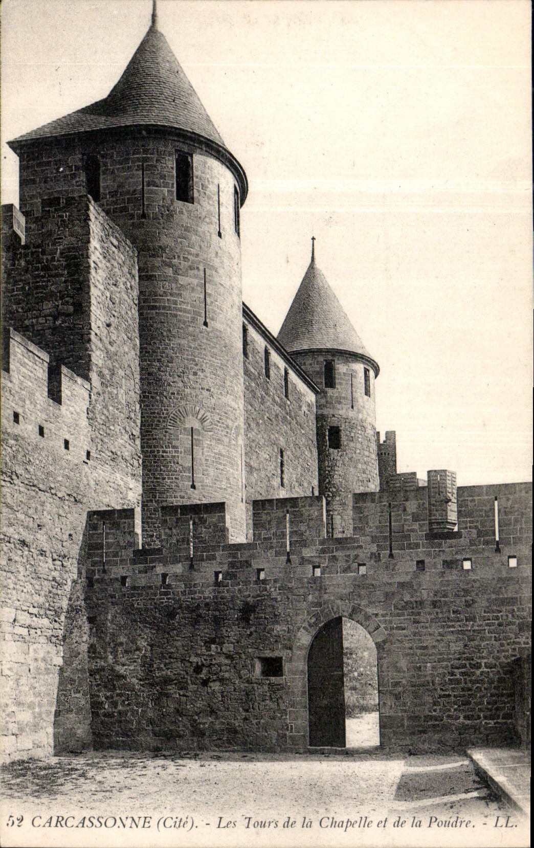 CPA Carcassonne Cite Les Tours de la Chapelle et de la Poudre