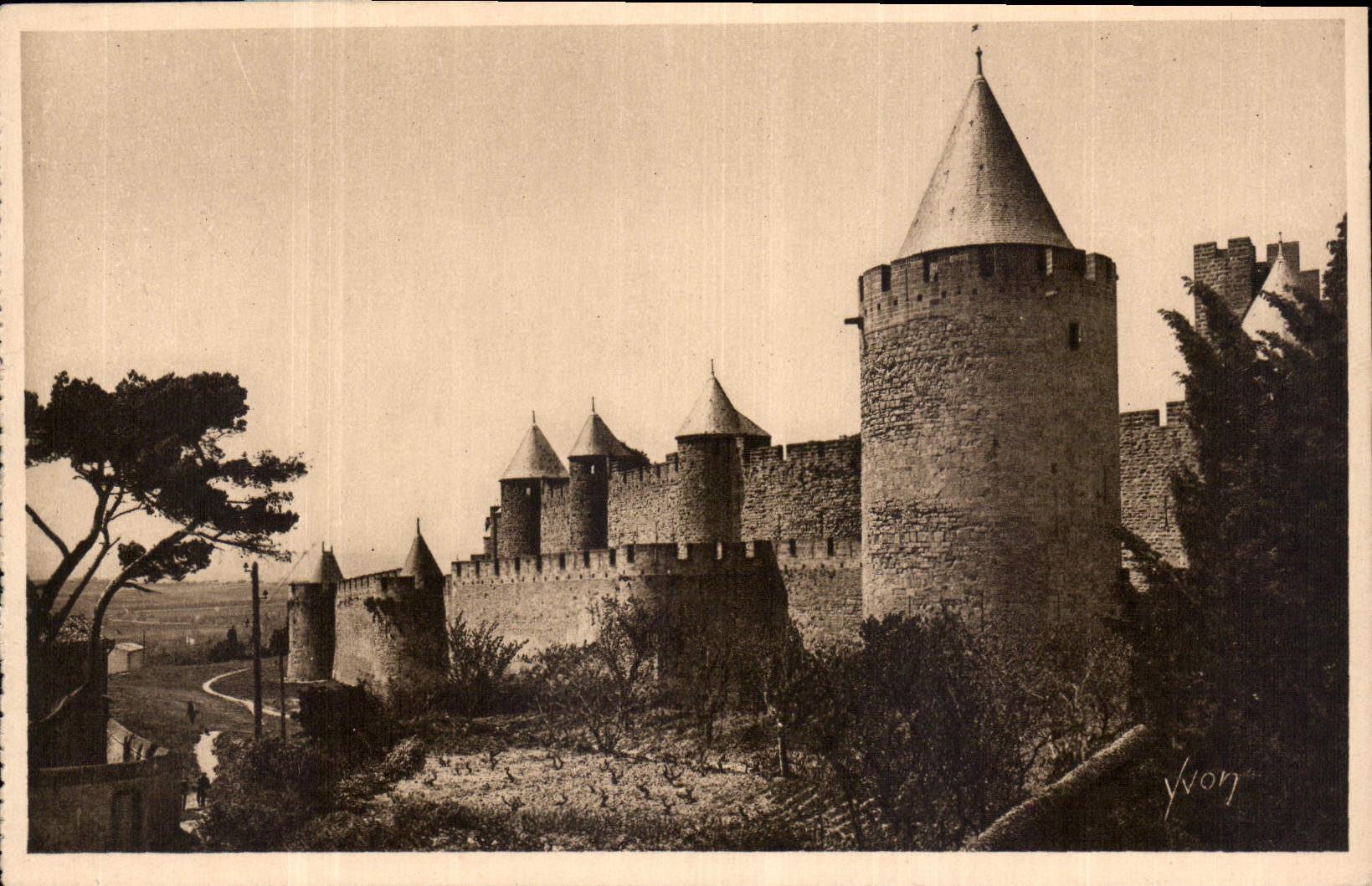 CPA La Douce France Carcassonne Aude Vue generale de la Cite Cote Sud Ouest