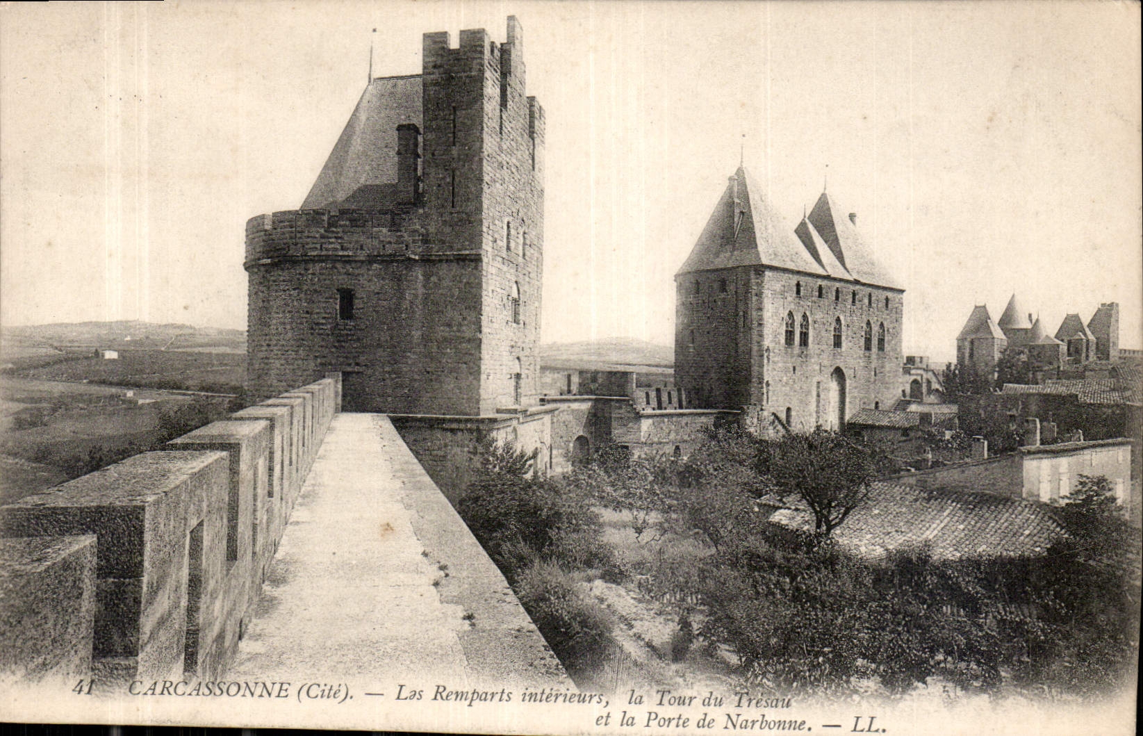 CPA Carcassonne Cite Les Remparts interieurs la Tour du Tresau et la Porte de Narbonne