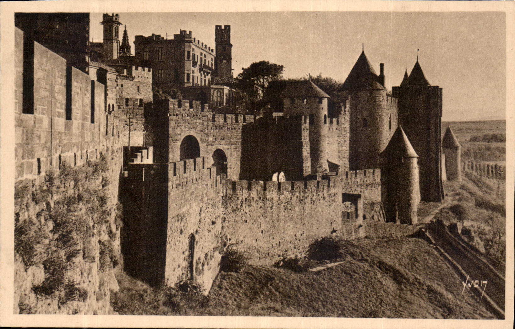 CPA Carcassonne Aude la Cite Montee de la Porte d'Aude 