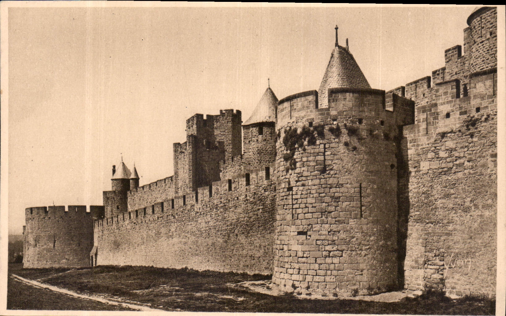 CPA Carcassonne Aude la Cite la Tour Carree et les Hautes Lices