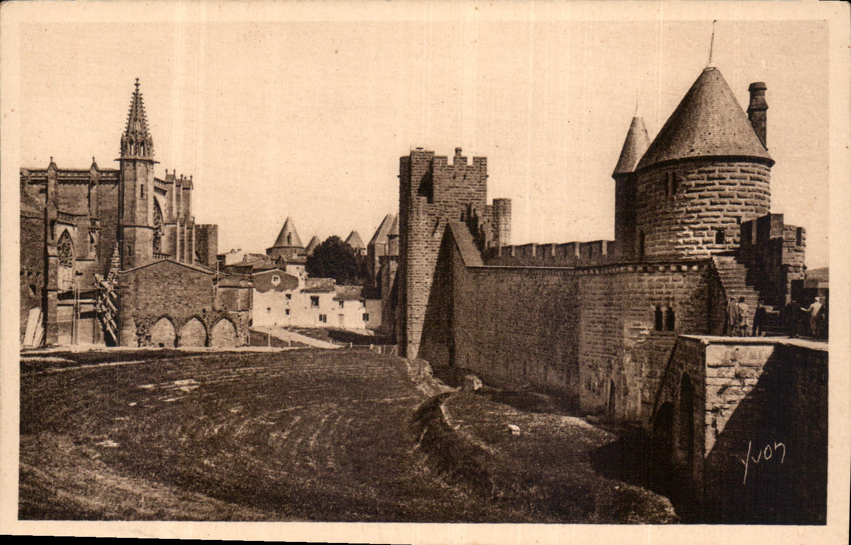 CPA Carcassonne Aude la Cite Remparts Interieurs Eglise St Nazaire