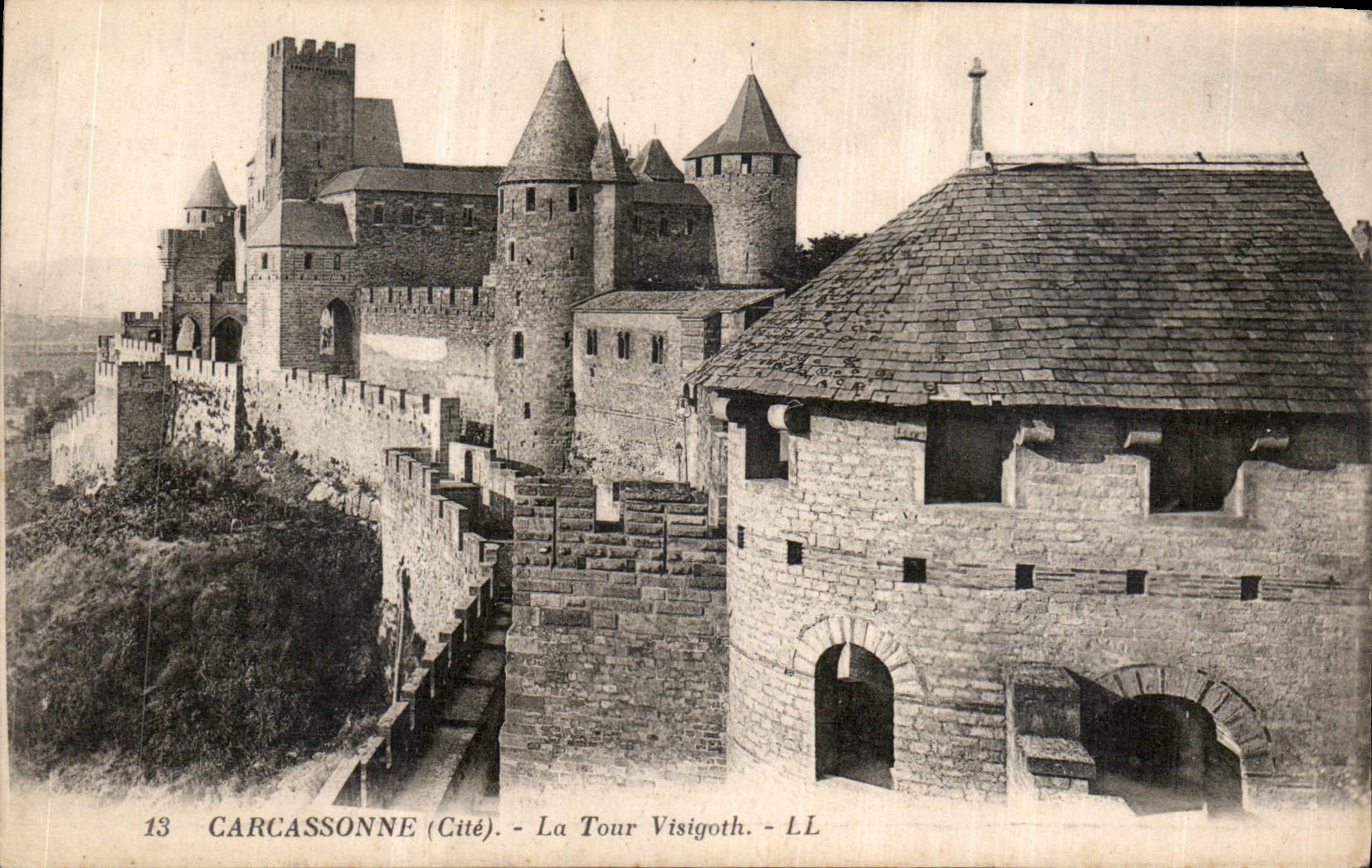 CPA Carcassonne cite la Tour Visigoth