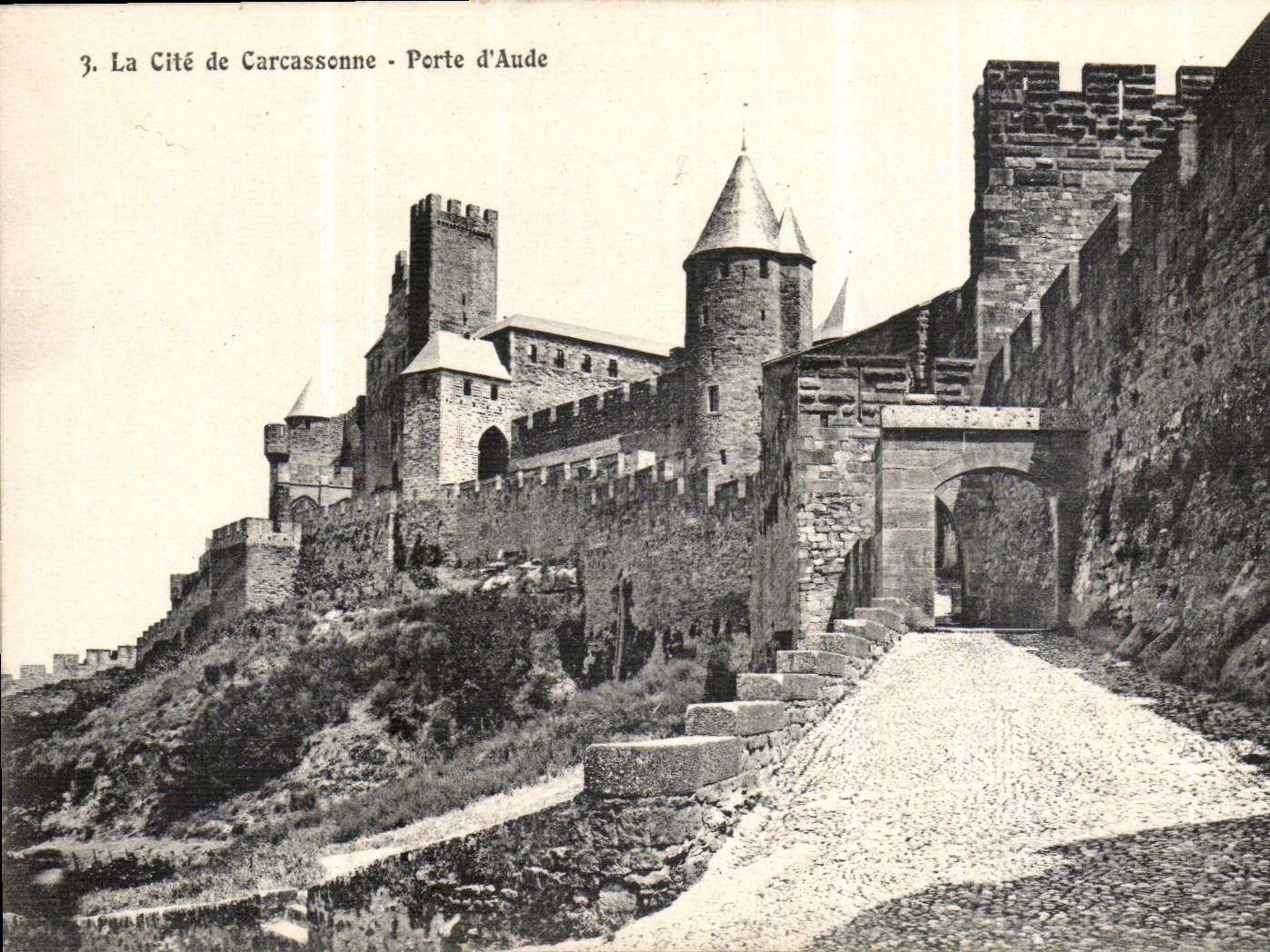 CPA La cite de Carcassonne porte d'Aude