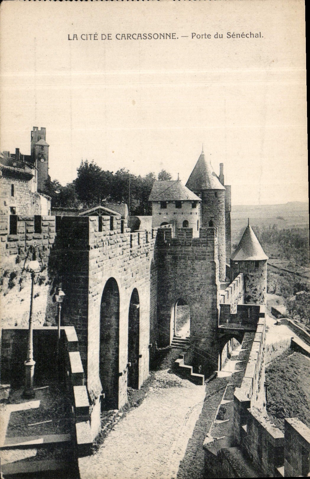 CPA La Cite de Carcassonne Porte du Senechal