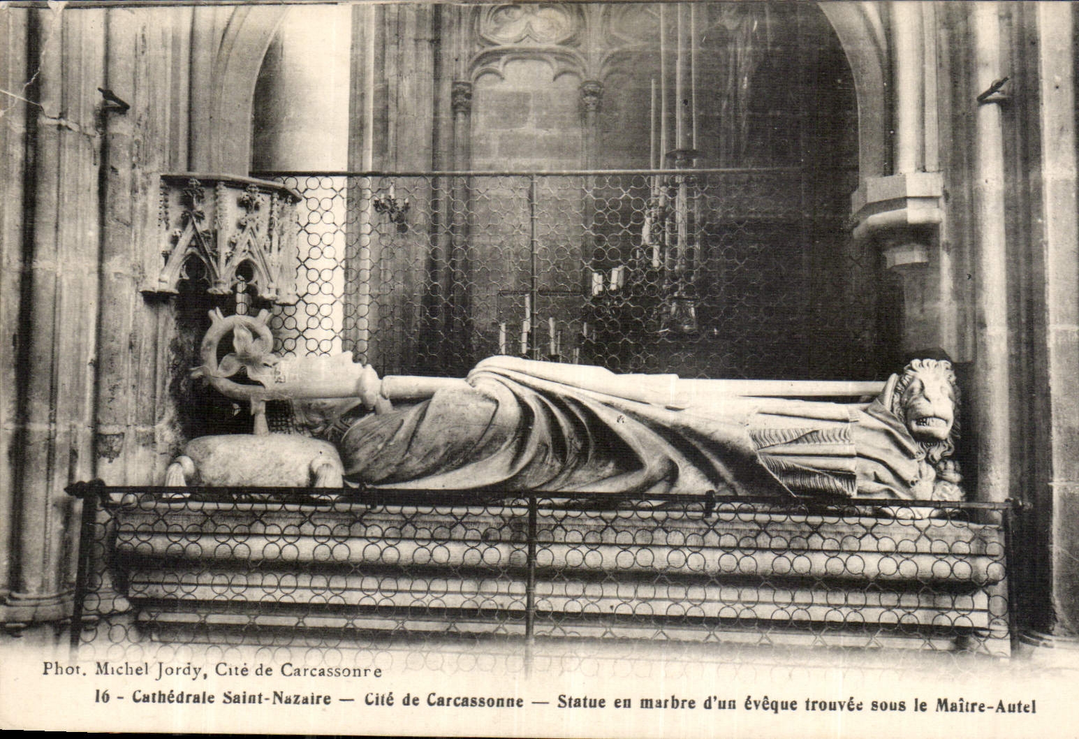 CPA Cathedrale Saint Nazaire cite de Carcassonne Statue en Marbre d'Un eveque trouvee sous le Maitre