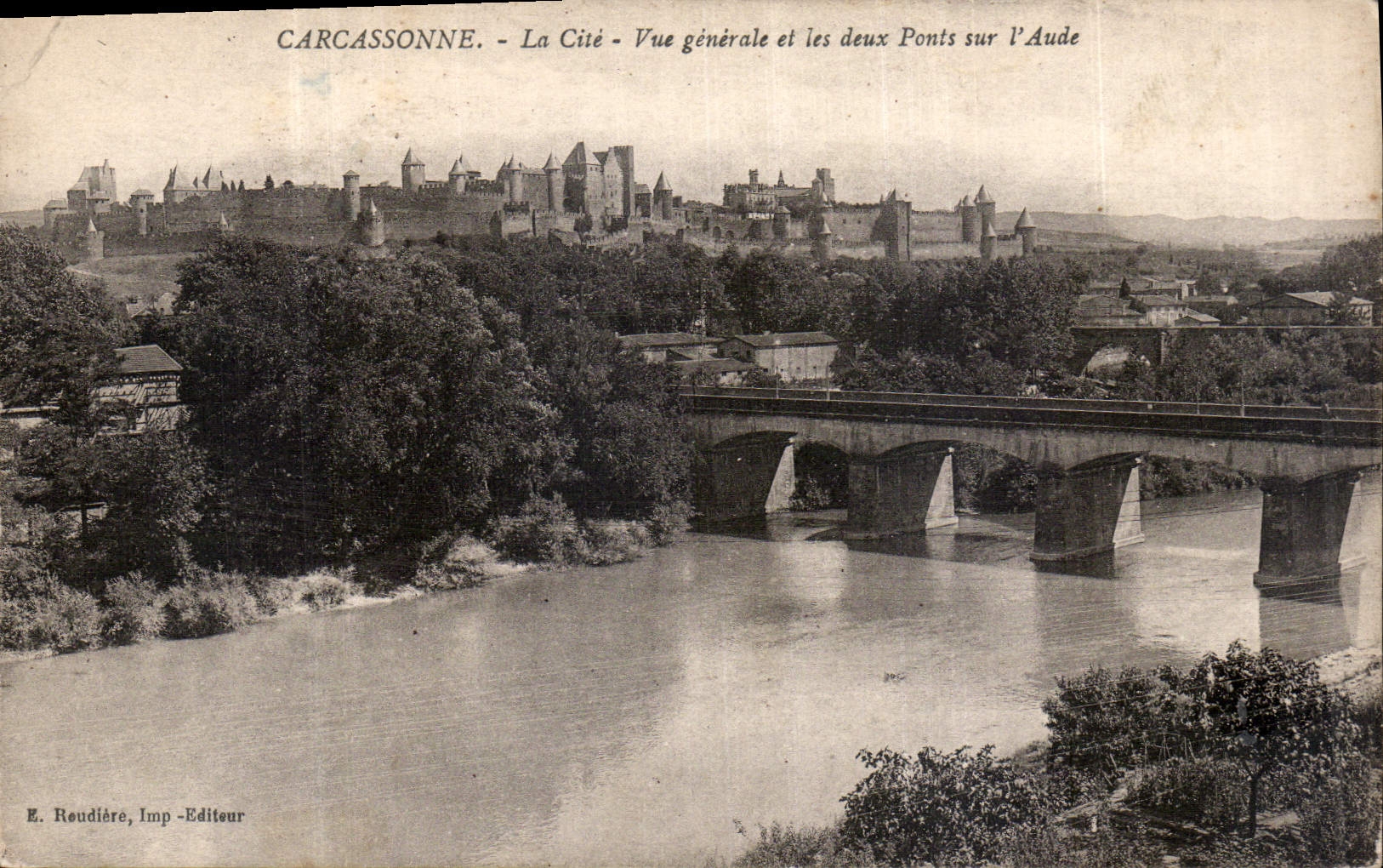 CPA Carcassonne la Cite vue generale et les deux Ponts sur l'Aude