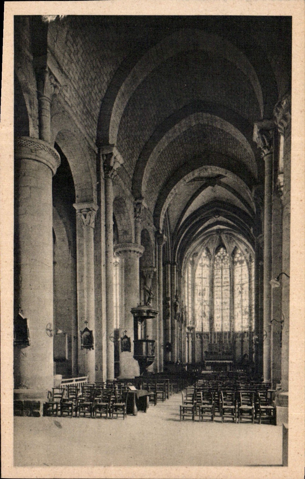 CPA Cite de Carcassonne Eglise Saint Nazaire Nef vue de l'entree