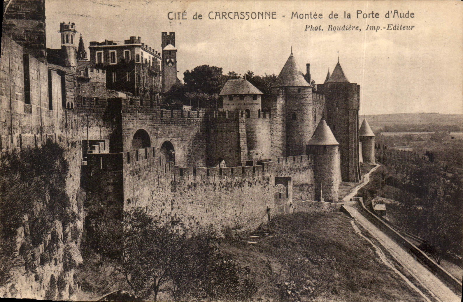 CPA Cite de Carcassonne Montee de la Porte d'Aude