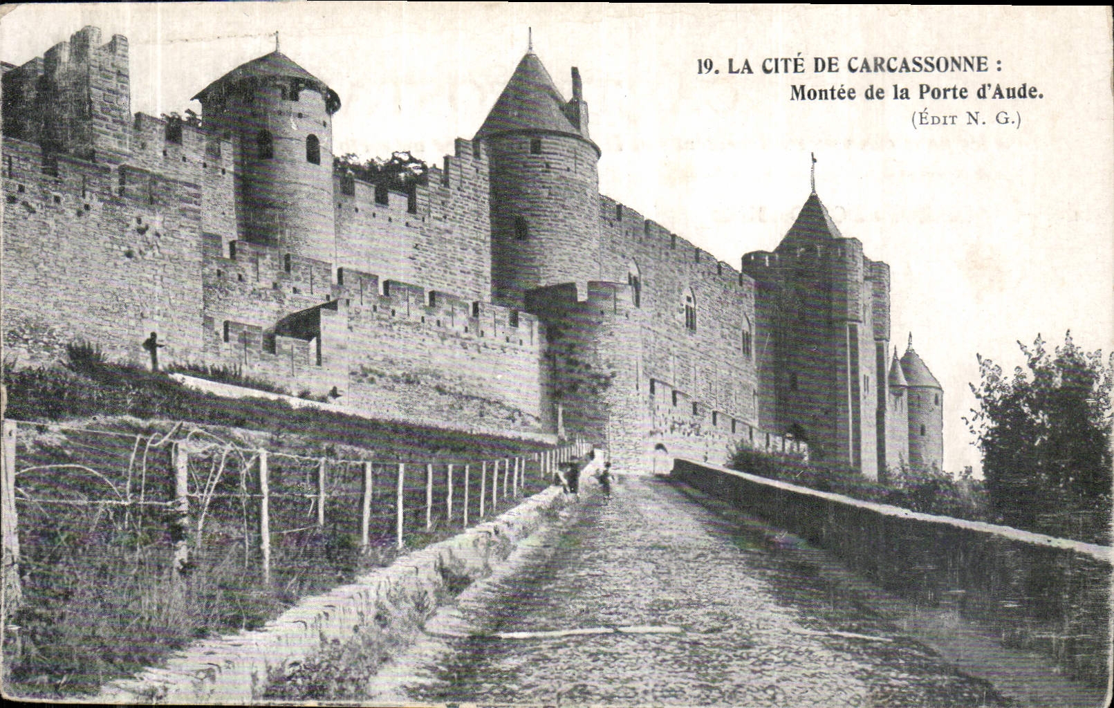 CPA La Cite de Carcassonne Montee de la Porte d'Aude