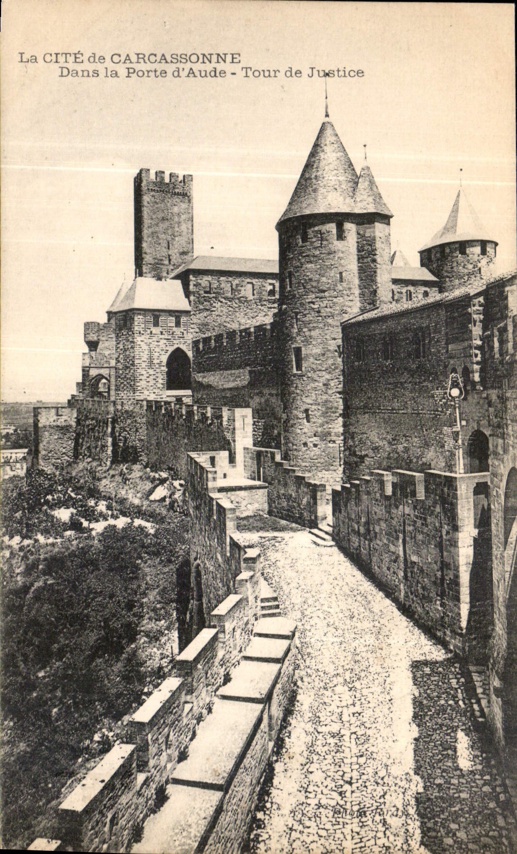 CPA La Cite de Carcassonne dans la Porte d'Aude Tour de Justice