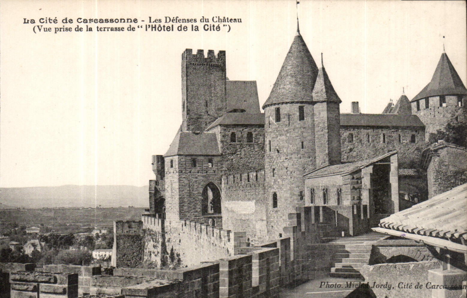 CPA La Cite de Carcassonne les defenses du Chateau vue prise de la terrasse de l'Hotel de la Cite