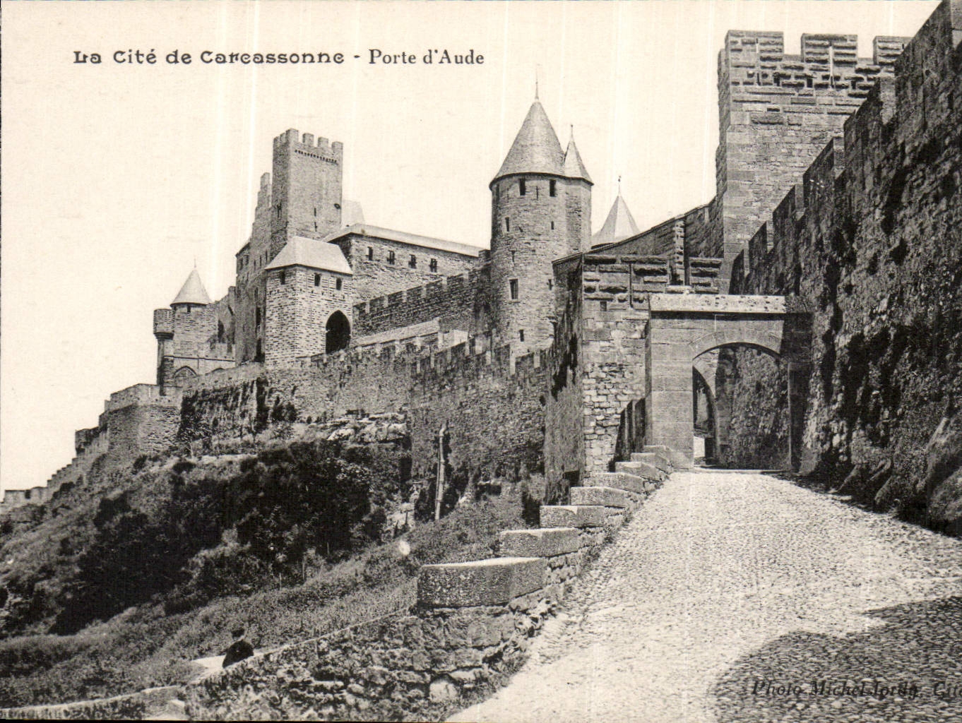 CPA La Cite de Carcassonne Porte d'Aude