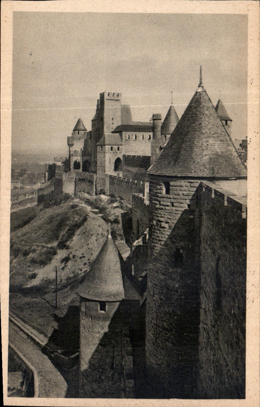 CPA Cite de Carcassonne le Chateau Defenses du Front Occidental 