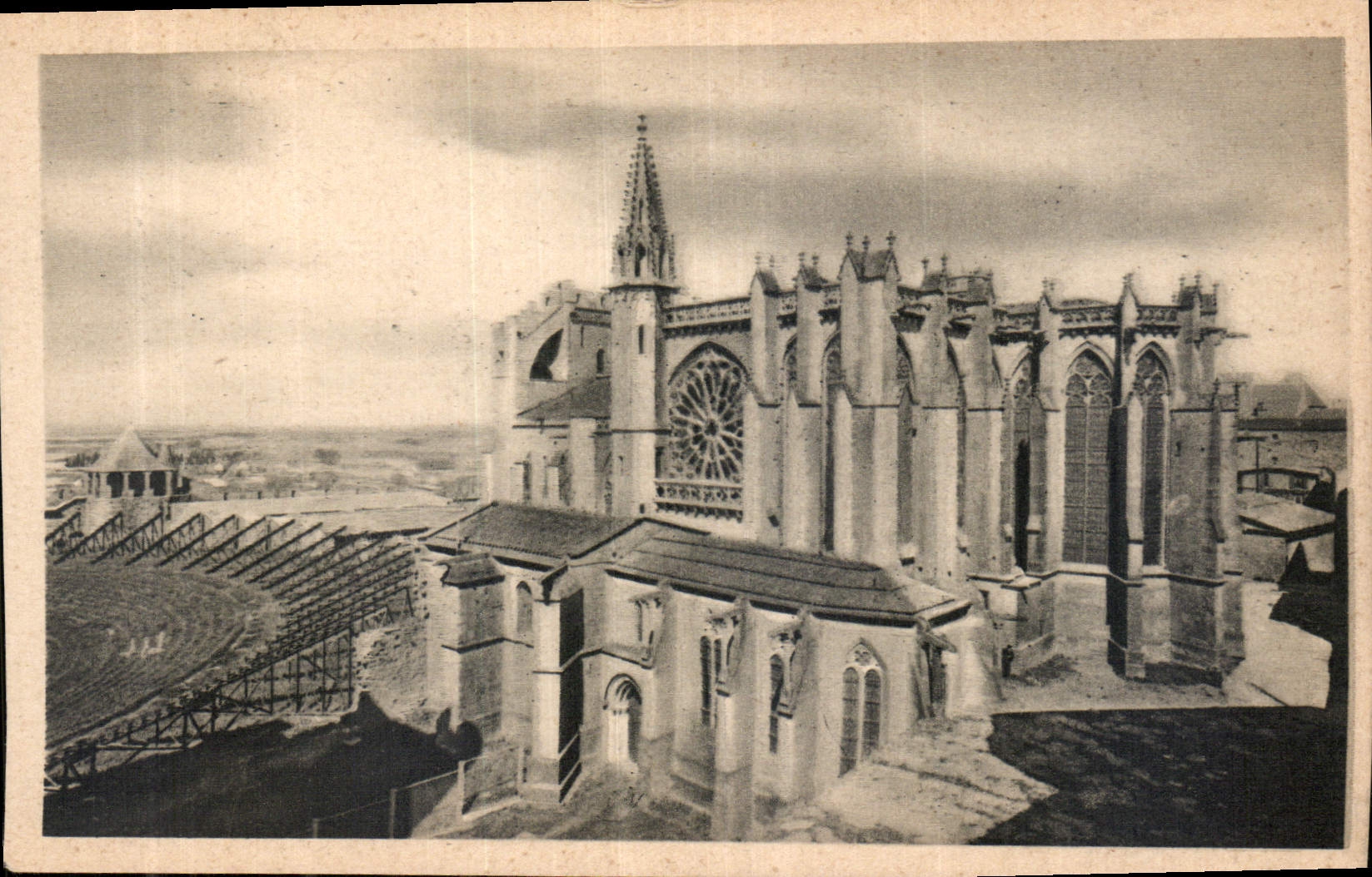 CPA Cite de Carcassonne l'eglise Saint Nazaire et le Theatre