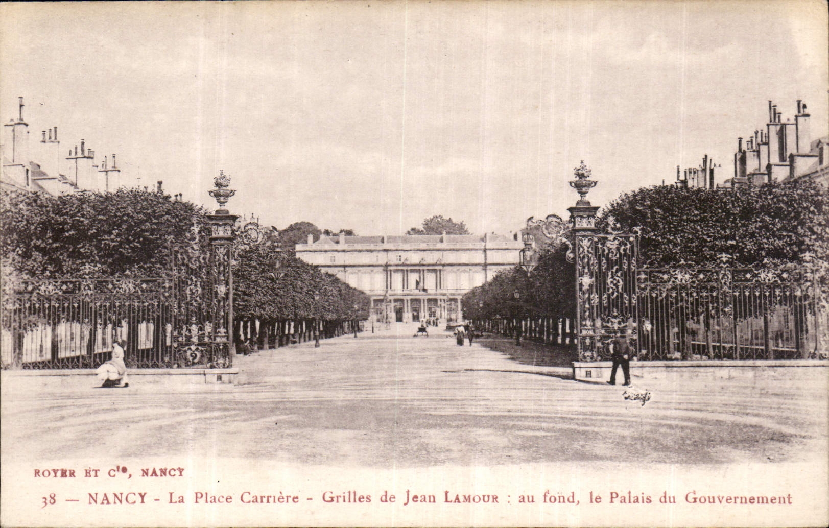 CPA Nancy la Place Carriere Grilles de Jean Lamour au fond le Palais du Gouvernement 