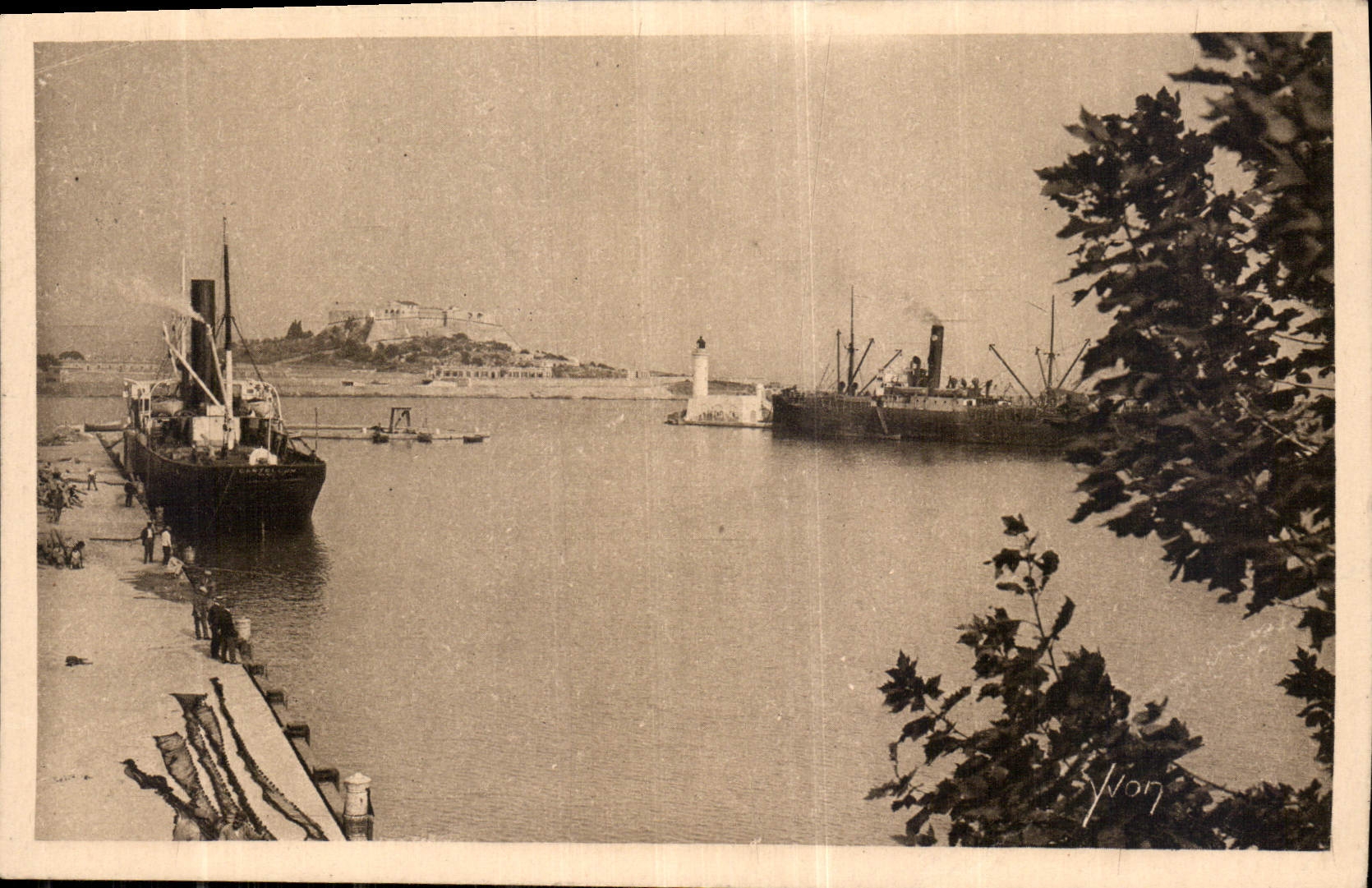 CPA Cote d'Azur Antibes le pont au loin le Fort Carre Bateaux