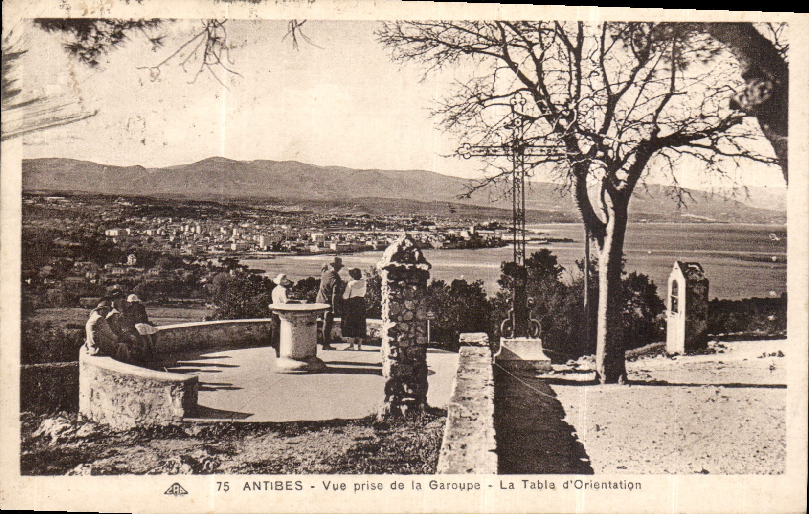 CPA Antibes vue prise de la Garoupe la Table d'Orientation