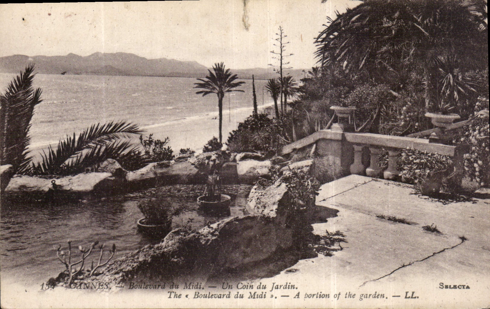CPA Cannes Boulevard du midi un coin du Jardin