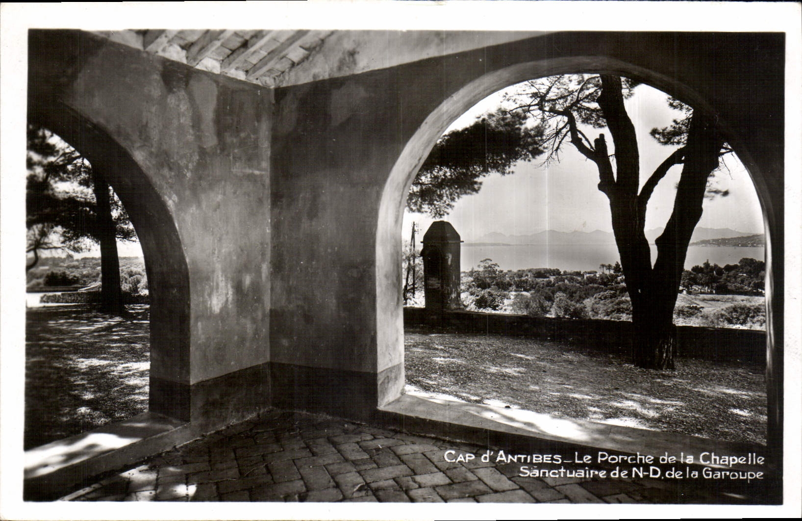 CPA Cap d'Antibes le porche de la Chapelle sanctuaire de N D de la Garoupe