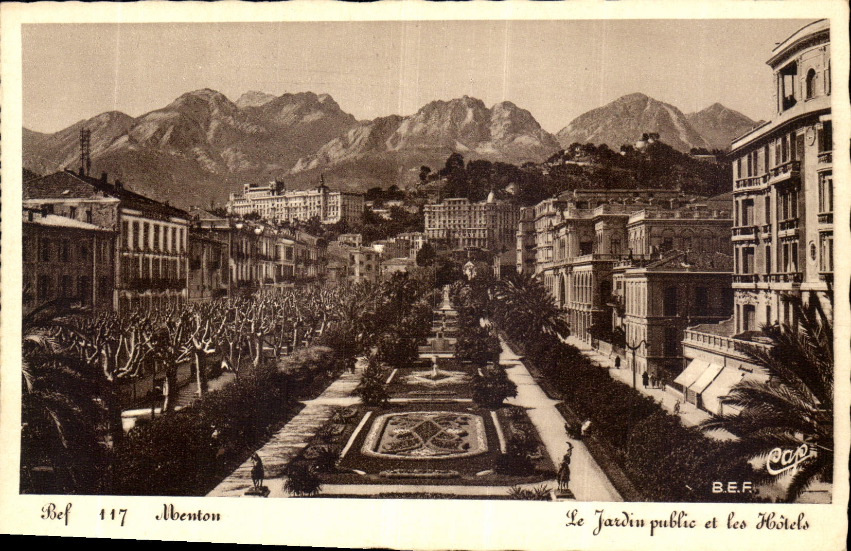 CPA Menton le Jardin public et les Hotels 
