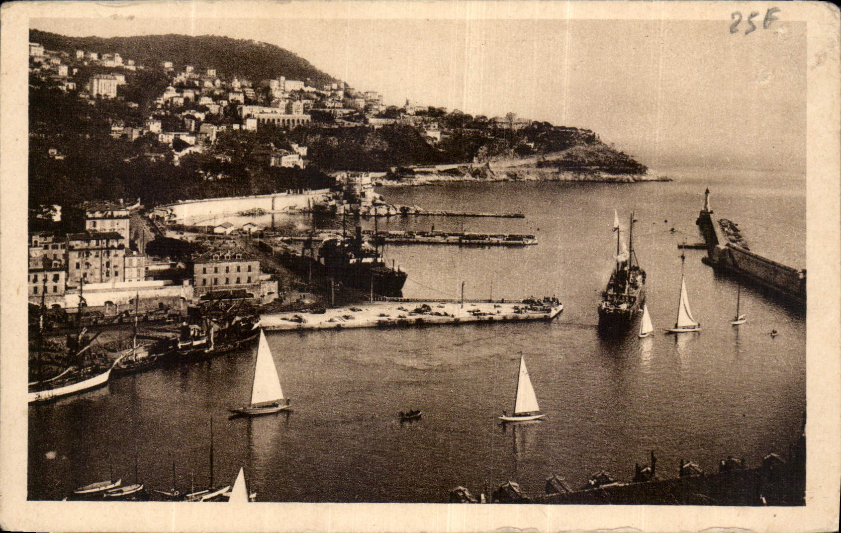CPA Cote d'Azur Artistique Nice Le Port et le mont Boron Bateau