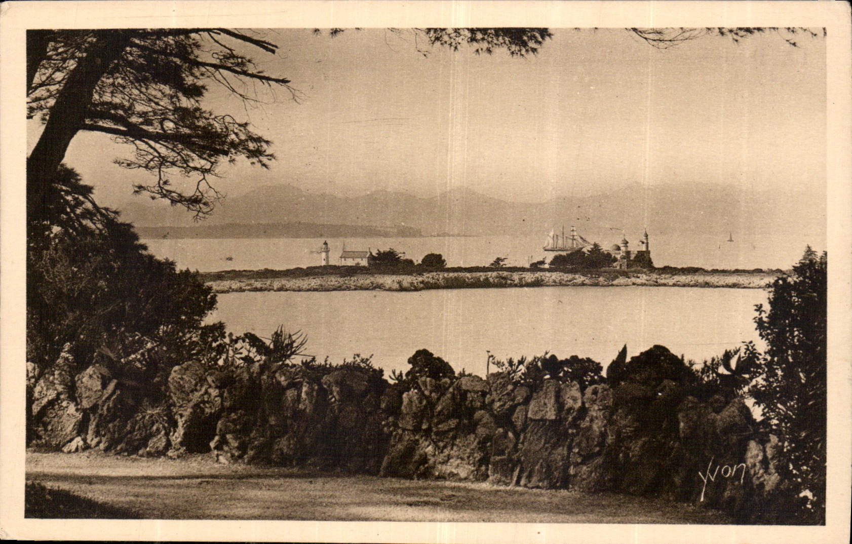 CPA Cote d'Azur le Littoral de Cannes a Nice le Plan de l'Islette vu de la Villa Elen Roch 