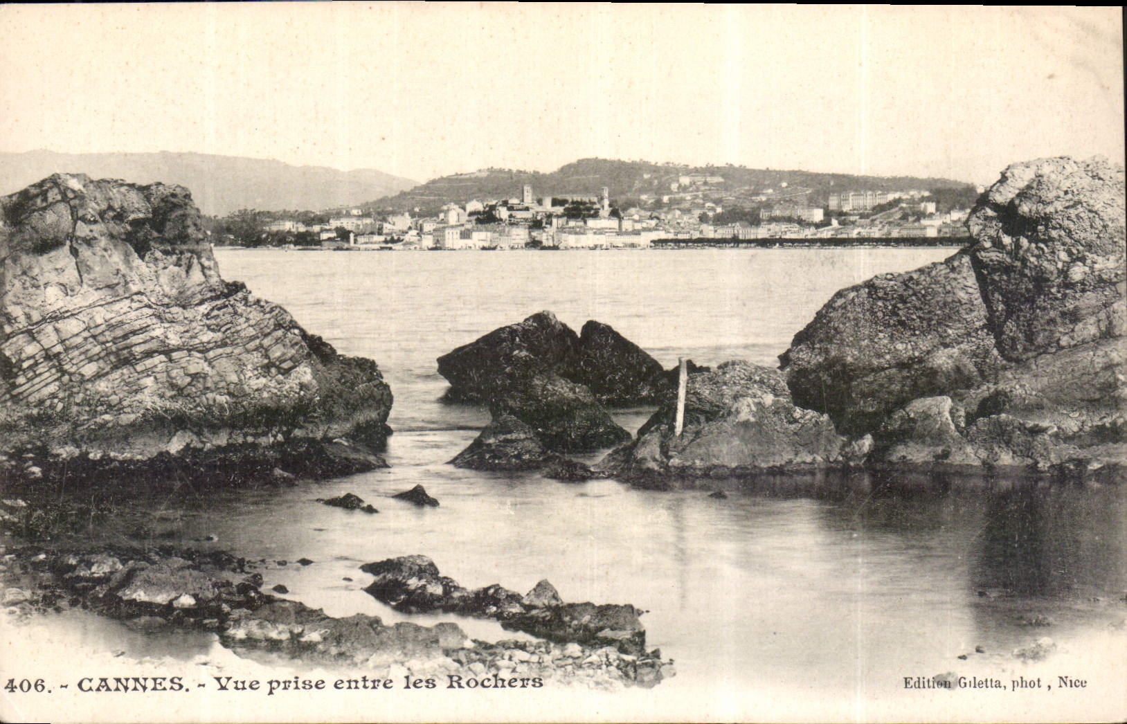 CPA Cannes Vue prise entre les Rochers 