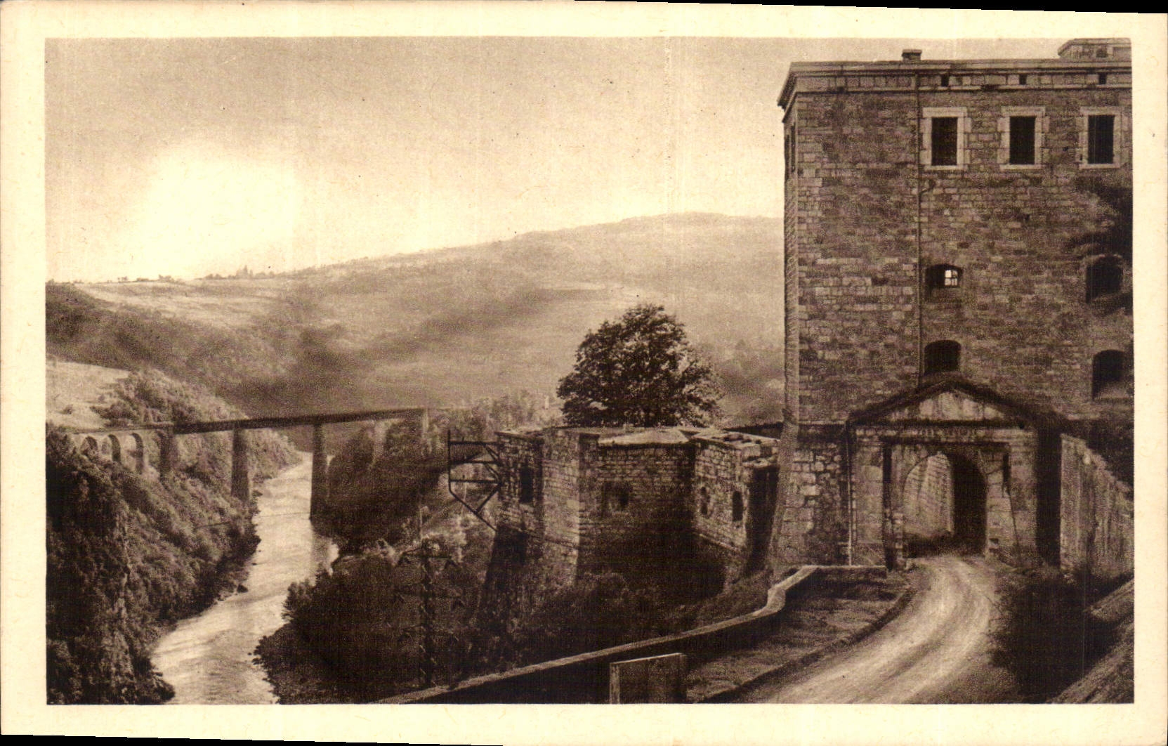 CPA Vues de l'Ain Environs de Bellegarde Fort l'Ecluse et le Viaduc